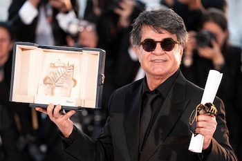 El director Jafar Panahi, ganador de la Palma de Oro por la película "Un simple accidente", aparece en la sesión fotográfica de la ceremonia de entrega de premios en el 78º Festival Internacional de Cine de Cannes, en el sur de Francia, el 24 de mayo de 2025 (Foto Scott A Garfitt/Invision/AP, archivo)