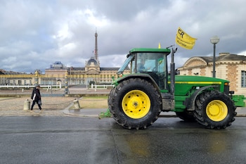 Decenas de agricultores franceses realizaron