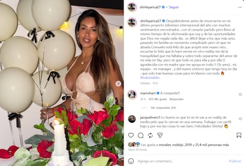 Captura de pantalla de una publicación de Instagram con una mujer posando junto a globos blancos, rosas rojas, una vela encendida y comentarios