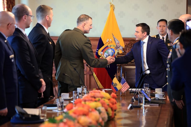 El presidente de la República, Daniel Noboa, mantuvo una reunión con Francis Donovan, comandante del Comando Sur de Estados Unidos, en el Palacio de Gobierno (Foto: Carlos Silva/Presidencia de la República)