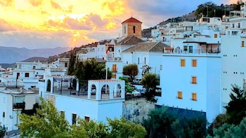 Un pueblo lleno de leyendas y brujas: así es la región andaluza con calles estrechas y empinadas que está repleta de casas blancas