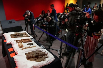 Los miembros de los medios asisten al anuncio del regreso de los primeros seis objetos de la exhibición del Reino de Benin de la Galería Mundial a Nigeria en el Museo y Jardines Horniman, en Londres en noviembre de 2022 (REUTERS/Maja Smiejkowska)