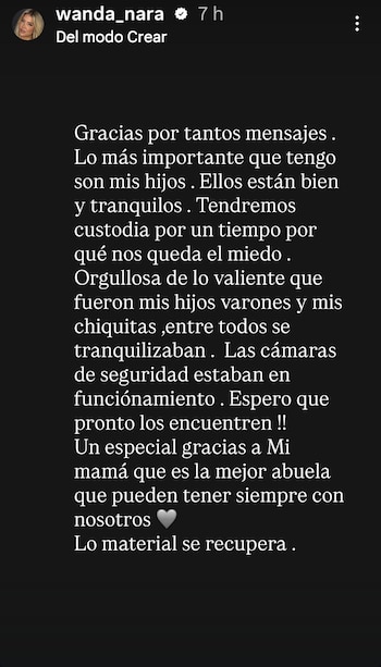 Captura de pantalla de una publicación de Instagram de Wanda Nara en un fondo negro con texto blanco. Incluye su foto de perfil y mensaje