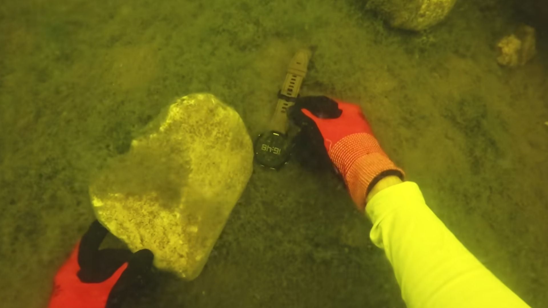 Marco y León realizaron la búsqueda con trajes de neopreno, tanques de buceo, linterna y detector de metales especializado (Captura de video / Youtube: Marco - Mountain Acts)