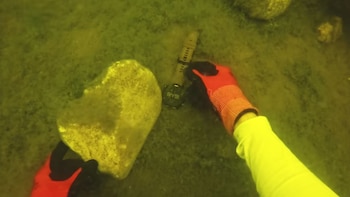 Marco y León realizaron la búsqueda con trajes de neopreno, tanques de buceo, linterna y detector de metales especializado (Captura de video / Youtube: Marco - Mountain Acts)