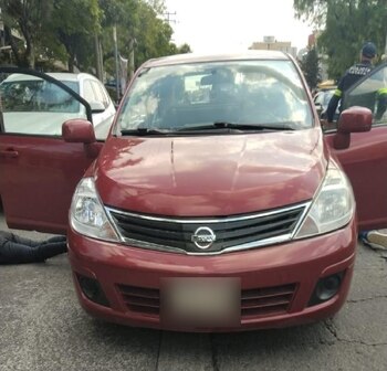 Autoridades incautaron un auto, moto