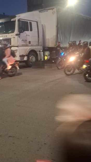 El levantamiento del cuerpo y la recolección de evidencias hicieron parte de las diligencias adelantadas por criminalística tras el accidente en Kennedy. (@PasaenBogota/X)