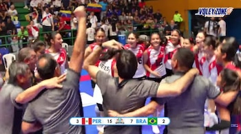 Jugadoras y cuerpo técnico con uniforme deportivo se abrazan en la cancha junto a un marcador electrónico con el resultado tres a dos
