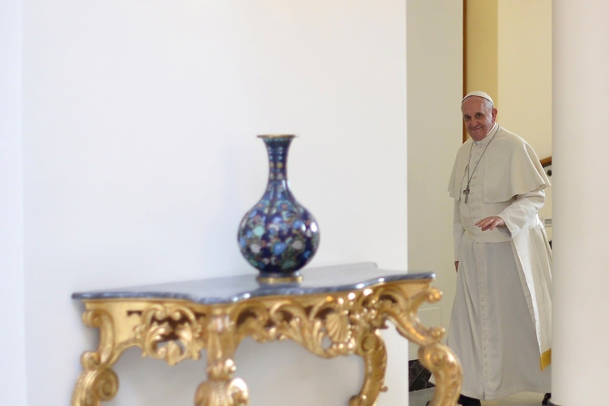 Francisco fue el primer pontífice en elegir este espacio como hogar oficial. Hasta entonces, los papas residían en el Palacio Apostólico, tradicional símbolo de autoridad y majestuosidad (REUTERS/Alberto Pizzoli/Pool)