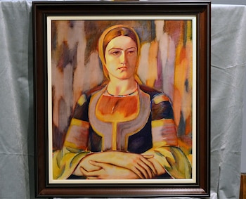 Pintura al óleo de una mujer con pañuelo y vestimenta folclórica colorida, manos cruzadas, enmarcada con madera oscura sobre una tela gris