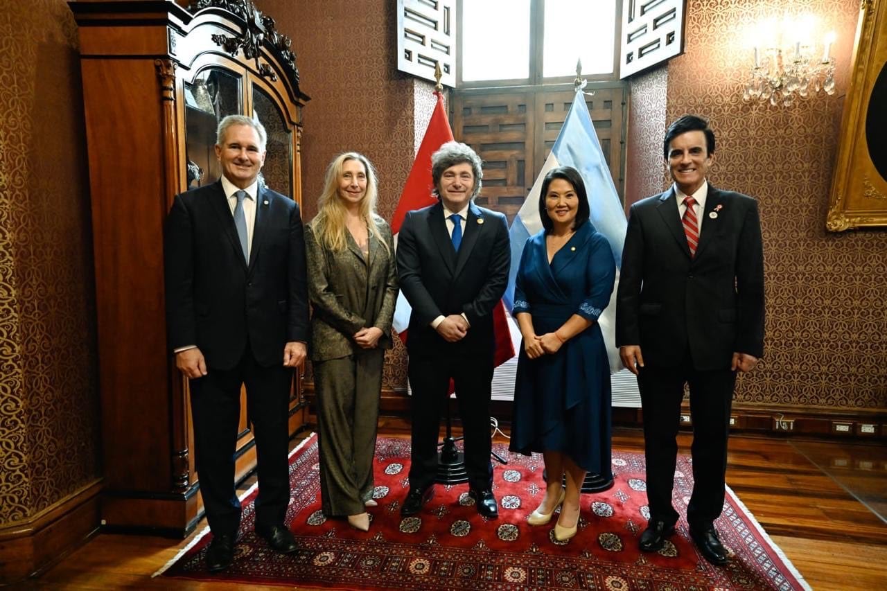 Pablo Quirno, Karina Milei, Javier Milei, Keiko Fujimori y Carlos Espá en Torre Tagle (Cancillería de Perú)