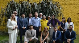 “¿Qué hace de vacaciones?”: en Salta, LLA reemplazó a una senadora por una gigantografía y Diego Santilli reaccionó con una broma