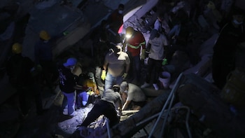 En imágenes: labores de rescate no se detienen, así fue la operación en la noche tras el terremoto de 7,4 en Colombia