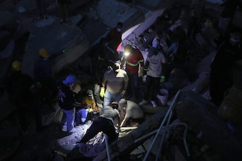 Personas buscan entre los escombros tras el terremoto que azotó Cali, Colombia, el lunes 10 de agosto de 2026 - crédito Santiago Saldarriaga/AP