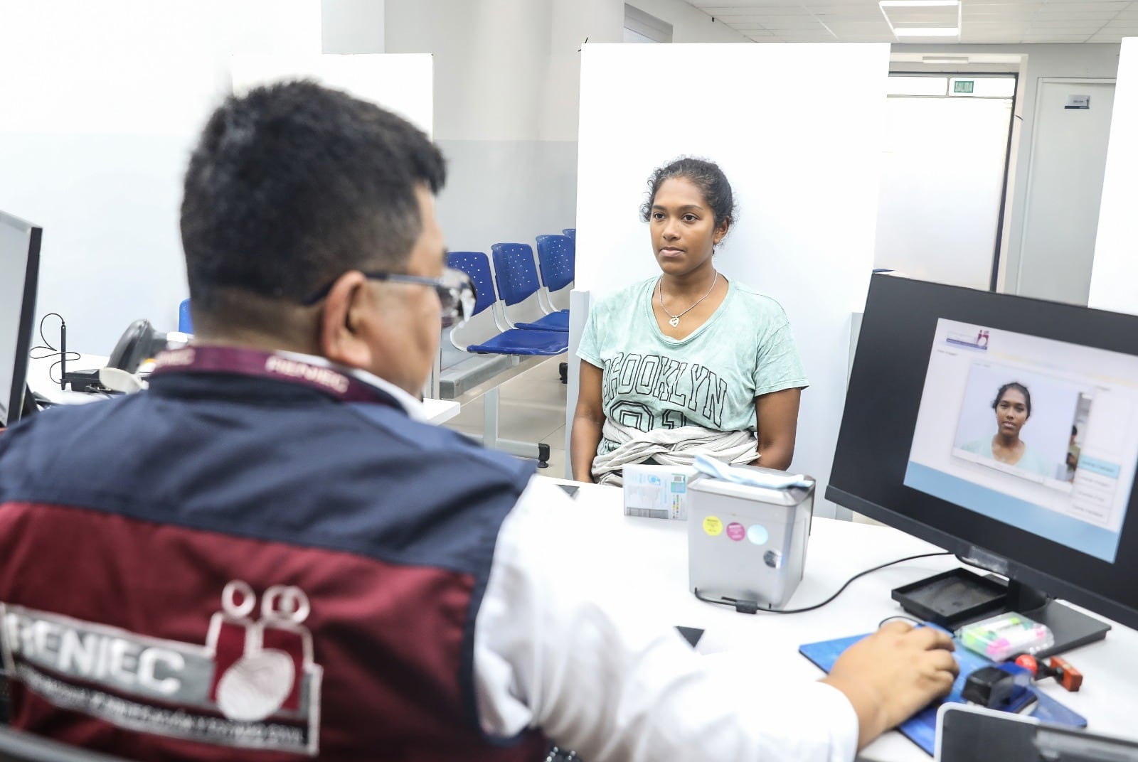 Una ciudadana realiza trámites de su Documento Nacional de Identidad en una oficina del Reniec en Perú. (Foto: Reniec)