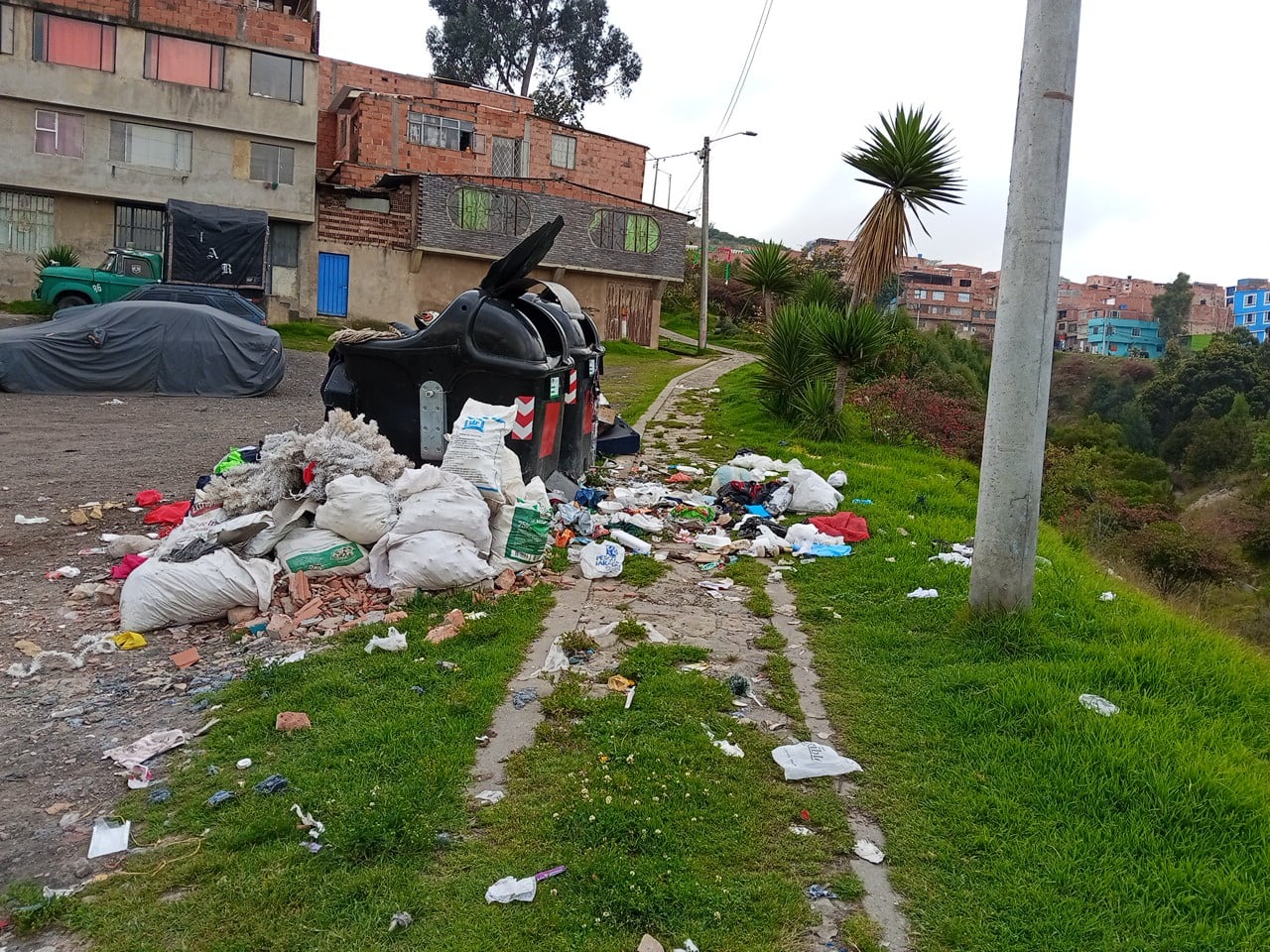 En Bogotá, muchas personas evacuan sus residuos en la calle. Allí hay alimentos - crédito @JulianM78495314/X