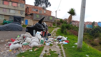 Bogotá ‘se ahoga’ en basura: más de 1.000 toneladas diarias terminan en calles y puntos clandestinos pese a multas y controles