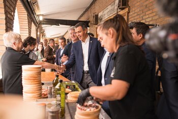 01/10/2026 El presidente del Gobierno, Pedro Sánchez, durante una visita a la 63ª edición de la Fiesta del Marisco, a 1 de octubre de 2026, O Grove, Pontevedra, Galicia (España). La Festa do Marisco de O Grove es un evento gastronómico único que celebra la tradición y la riqueza del marisco gallego cada otoño en O Grove, Pontevedra.
POLITICA
Elena Fernández - Europa Press