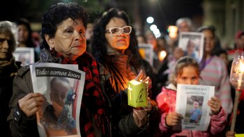 Manifestantes sostienen fotografías del niño Loan Danilo Peña el lunes 24 de junio de 2024, en Corrientes, Argentina. El pequeño de 5 años desapareció cerca del pueblo 9 de Julio, provincia de Corrientes. (AP Foto/Joaquín Meabe)