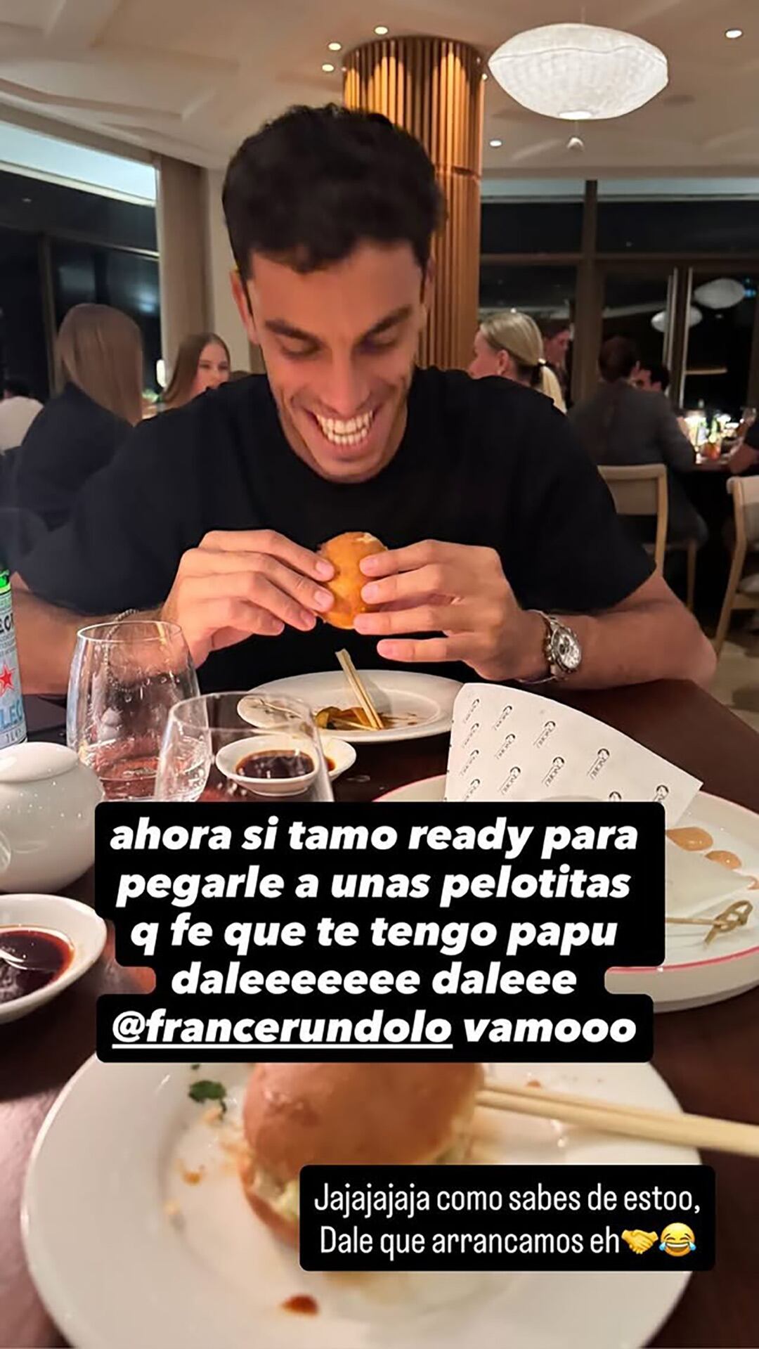 El piloto de Fórmula 1, Franco Colapinto, sonríe mientras comparte un momento distendido en un restaurante, preparándose para un desafío junto al tenista Francisco Cerundolo.