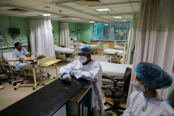 En la India, durante el primer trimestre de 2021, hasta la mitad de los casos de COVID-19 fueron personas que habían sido infectados previamente con una variante anterior. Se reinfectaron con la variante Delta (REUTERS/Anushree Fadnavis)