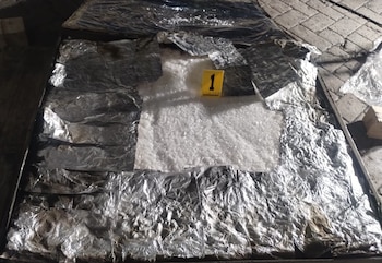 La droga tenía un recubrimiento de aparente papel aluminio y posteriormente una carcasa de metal. Crédito: Marina