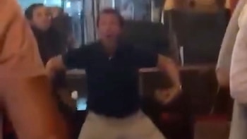 Indignación por un video del papá de Agostina Páez donde replica el gesto racista que hizo su hija en Brasil