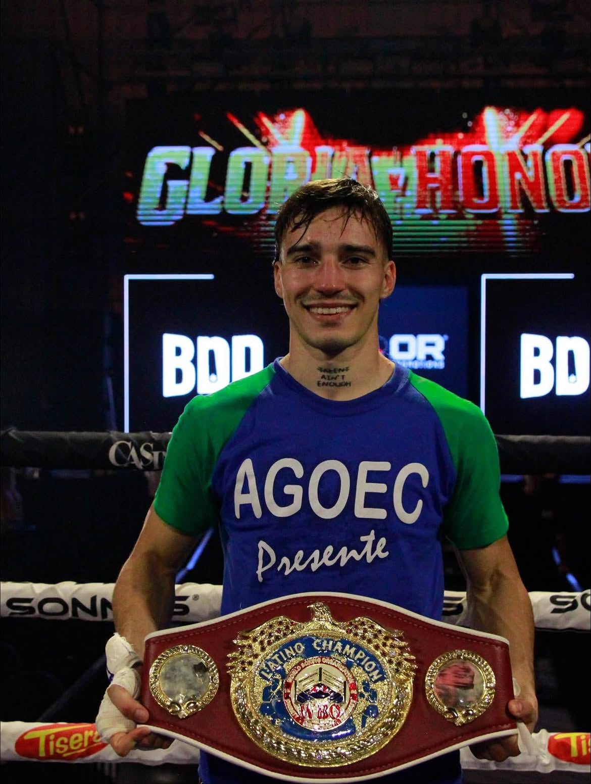Alan Veneno Chaves con el cinturón de campeón latino de la OMB