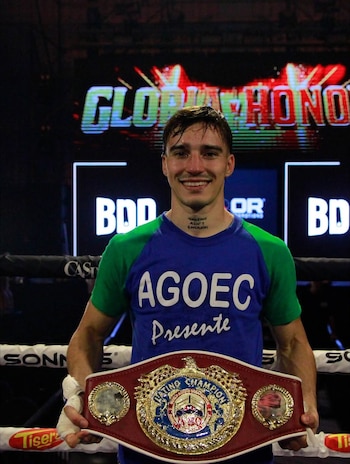 Alan Veneno Chaves con el cinturón de campeón latino de la OMB