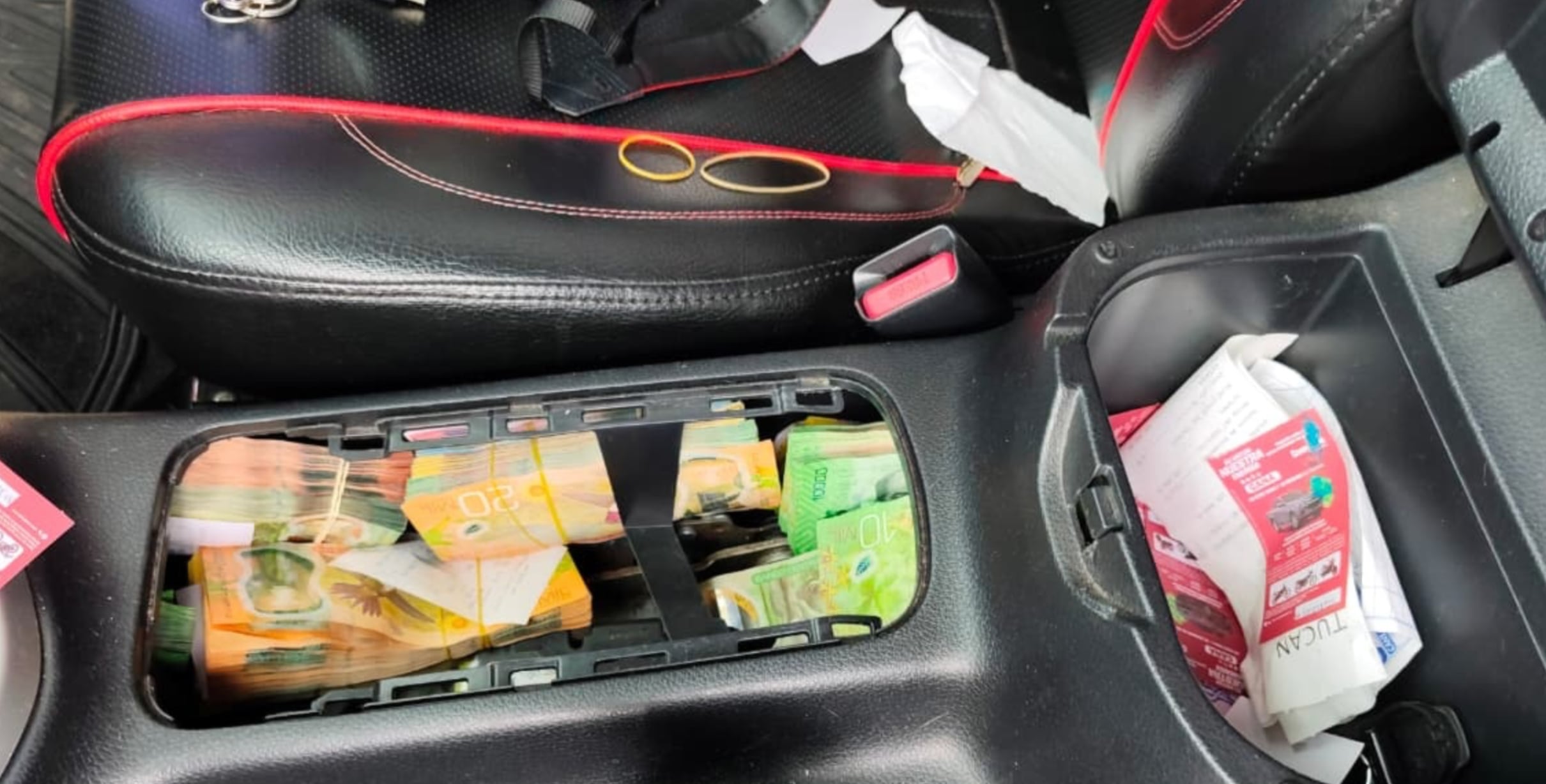 Parte del dinero estaba oculto en el respaldar del asiento del conductor, según el reporte de las autoridades. Crédito: MSP