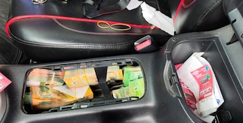 Parte del dinero estaba oculto en el respaldar del asiento del conductor, según el reporte de las autoridades. Crédito: MSP