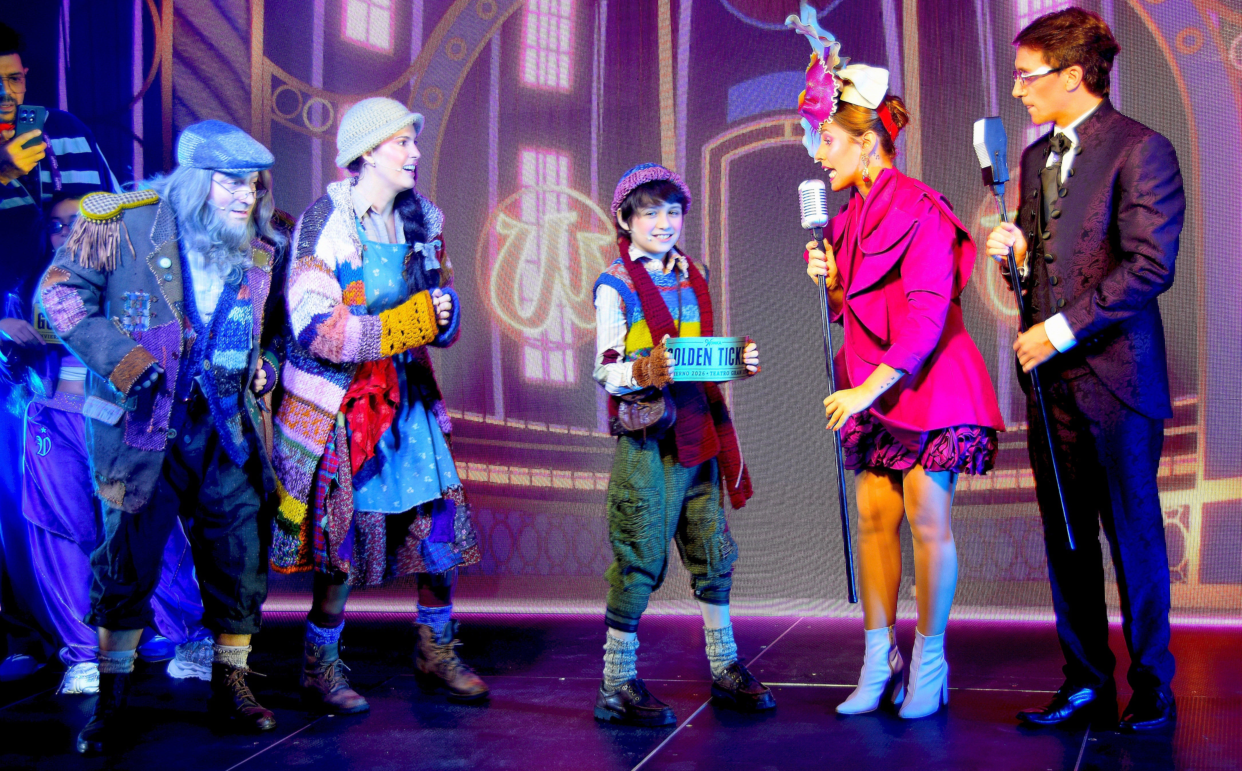 Los actores relatan la emoción y los nervios del estreno, destacando la preparación intensiva y la importancia de los ensayos finales para la obra