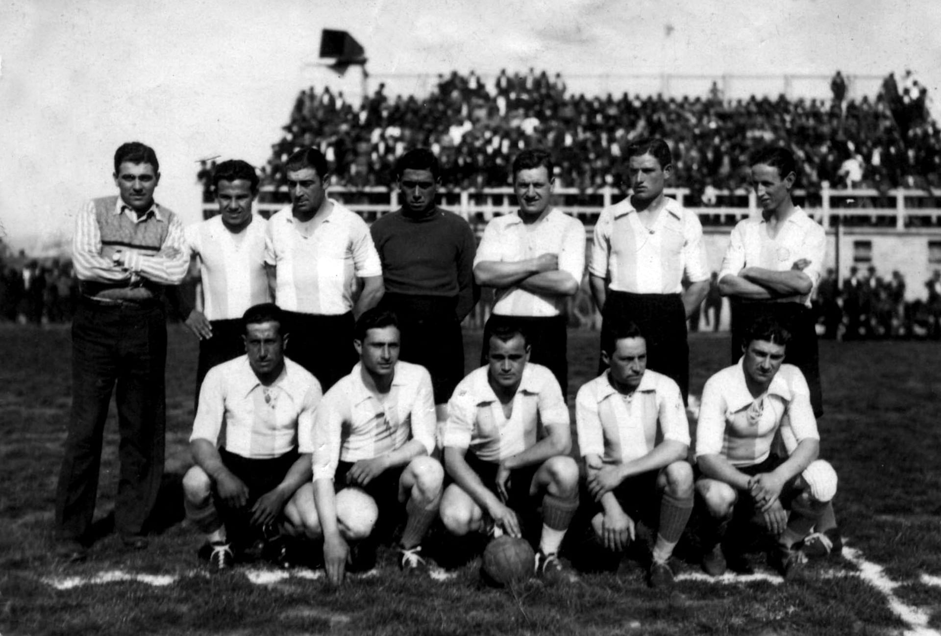La Selección Balcarceña donde Fangio fue titular entre 1934 y 1938. Su camiseta era albiceleste. Aparece en la fila de abajo y es el segundo de la izquierda. Se nota un buen marco de público (Museo Fangio).
