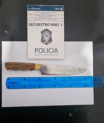 El aprehendido intentó atacar con un cuchillo a los efectivos policiales