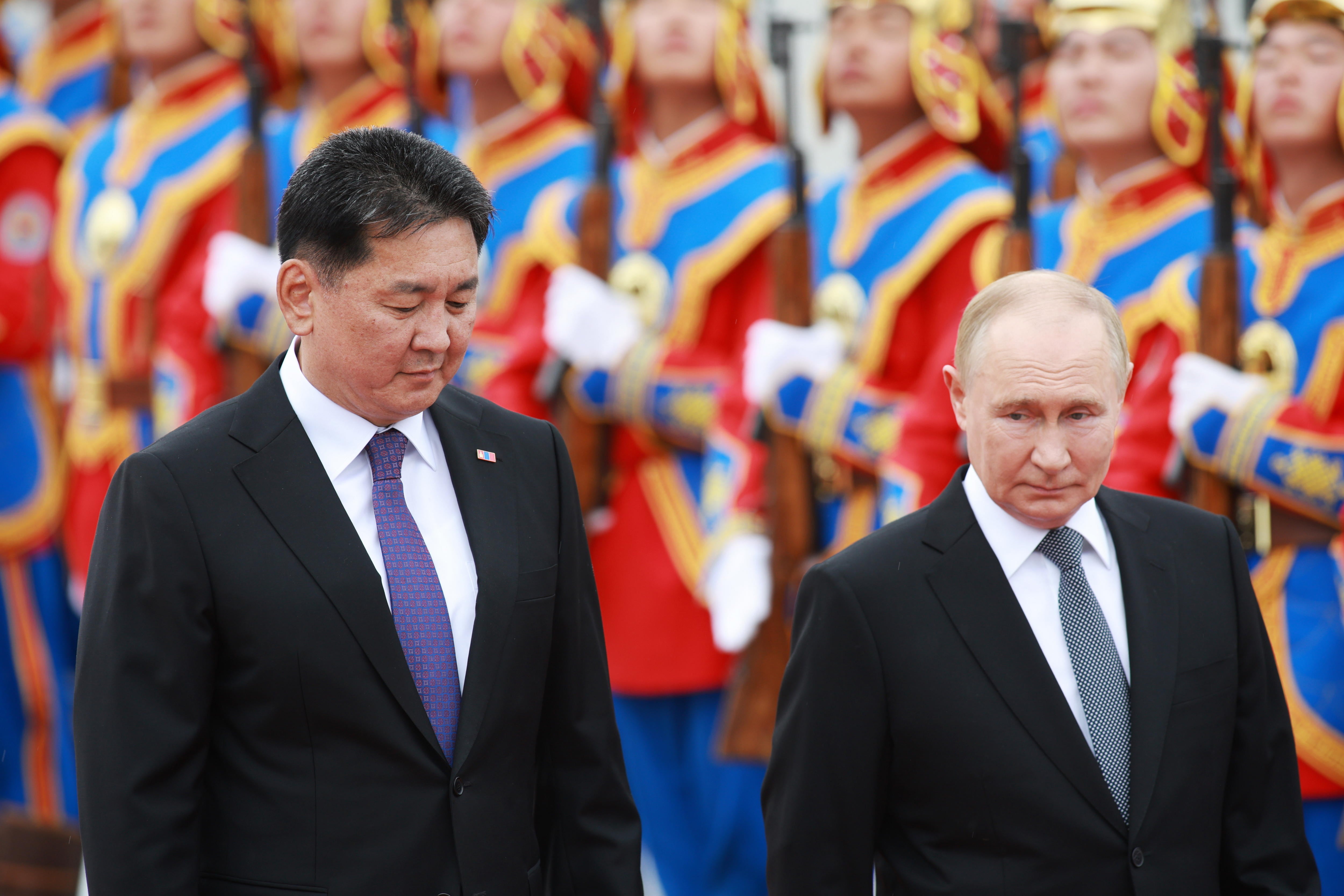 El presidente ruso, Vladimir Putin (d), y el presidente mongol, Ukhnaagiin Khurelsukh, pasan revista a la guardia de honor durante una ceremonia de bienvenida en la plaza Sukhbaatar en Ulán Bator (EFE/EPA/BYAMBASUREN BYAMBA-OCHIR)