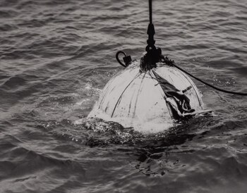 Frente a la ventanilla de