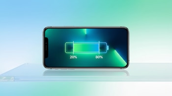 Un smartphone genérico horizontal muestra en pantalla un gráfico de batería en tonos verdes y azules, resaltando el rango seguro de carga entre 20% y 80%.