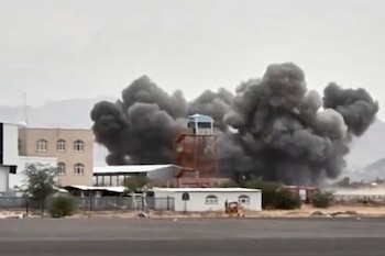 Esta imagen tomada de un video de Al-Masirah TV, un canal de noticias controlado por los hutíes, muestra explosiones en el complejo del Aeropuerto Internacional de Saná,, el lunes 13 de julio de 2026, en Saná, Yemen (Al-Masirah TV via AP)