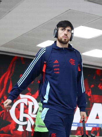 La Policía acudió al entrenamiento del Flamengo para interrogar a Agustín Rossi tras el intento de asalto que sufrió en Brasil La Policía acudió al entrenamiento del Flamengo para interrogar a Agustín Rossi tras el intento de asalto que sufrió en Brasil
