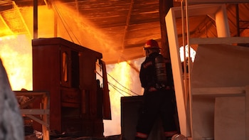 Llamas fuera de control: En las últimas horas una serie de incendios consume viviendas y negocios en distintas zonas de El Salvador