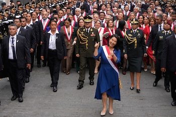 La presidenta de Perú, Keiko Fujimori, camina hacia el palacio presidencial tras su toma de posesión, el martes 28 de julio de 2026, en Lima, Perú. (AP Foto/Martín Mejía)