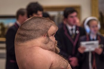 No tiene cuello y nariz