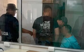 Uno de los detenidos, prófugo