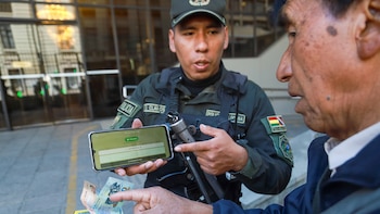 Bolivianos cambian billetes tras suspensión