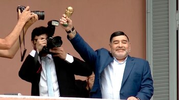 Maradona, con una mini réplica