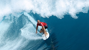 Kelly Slater, leyenda del surf, reveló cuál es su entrenamiento y dieta a los 54 años para continuar compitiendo