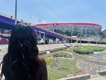 El polvo, el ruido y la constante presencia de maquinaria generan desgaste urbano y molestias en las viviendas vecinas al Estadio Azteca. (Foto: Raúl A. González/Infobae México)