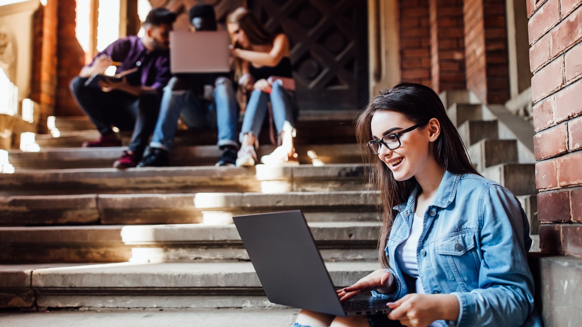 Bogotá lanza estrategia ‘Fest Atenea’ con becas-crédito subsidiadas para beneficiar a estudiantes de los estratos 1 al 4 - crédito Freepik