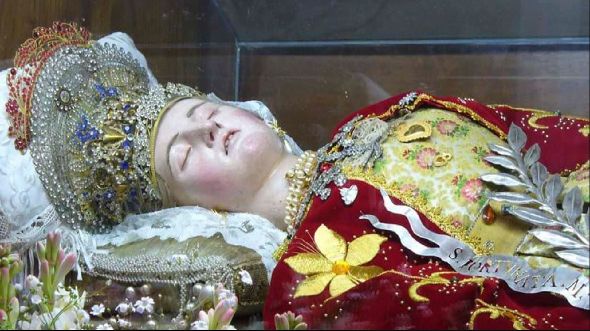 Tras un largo viaje desde Europa, el cuerpo de Santa Fortunata, mártir del cristianismo, descansa en la Catedral de Moquegua, convirtiéndose en símbolo de devoción para miles de fieles en Perú. (Facebook: Santa Fortunata de Moquegua / Virgen y Mártir)