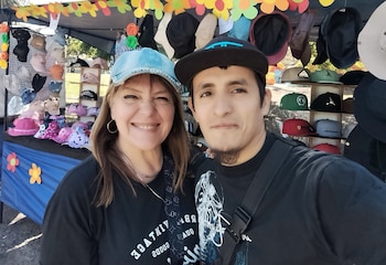 La pareja trabajando en el emprendimiento que tienen en común: la venta de gorras